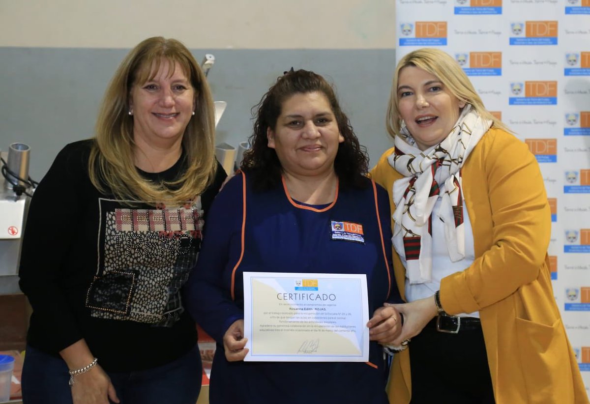 RosanaBertone's tweet photo. En #RíoGrande entregamos materiales de trabajo a 13 establecimientos educativos y reconocimos al personal #POMyS que realizó la limpieza del edificio de las Escuelas 20 y 26 tras el incendio intencional del mes de marzo
#UnidosPorNuestrosTrabajadores
#UnidosPorNuestraEducación https://t.co/Q7JRjPVZuL
