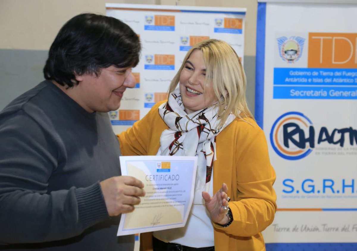 RosanaBertone's tweet photo. En #RíoGrande entregamos materiales de trabajo a 13 establecimientos educativos y reconocimos al personal #POMyS que realizó la limpieza del edificio de las Escuelas 20 y 26 tras el incendio intencional del mes de marzo
#UnidosPorNuestrosTrabajadores
#UnidosPorNuestraEducación https://t.co/Q7JRjPVZuL