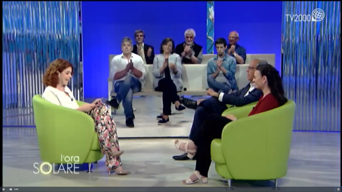 orasolaretv2000's tweet photo. Un progetto per portare le #notizie positive nella #scuola. Con @paola_saluzzi ora Tonino Esposito, ideatore @thebrightside0 e Mary Gioffrè, coordinatrice @positivitybox0: "Chi fa informazione oggi racconta purtroppo solo una parte della realtà ,quella negativa". @TV2000it https://t.co/u8vRxe7nhu