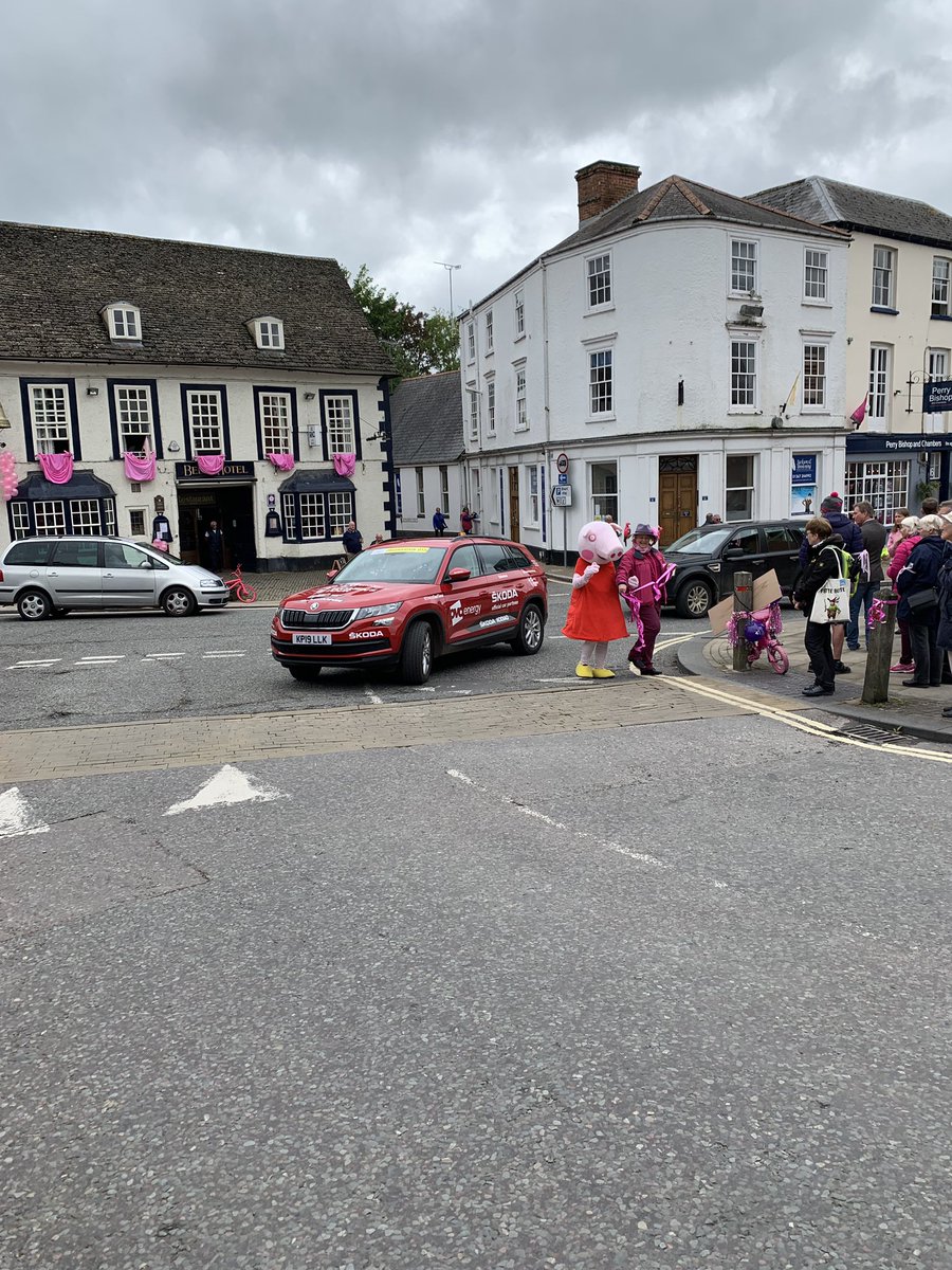 Faringdon out in force and pink for @thewomenstour @WhiteHorseDC #faringdon #OVOWT #OVOWTOxfordshire