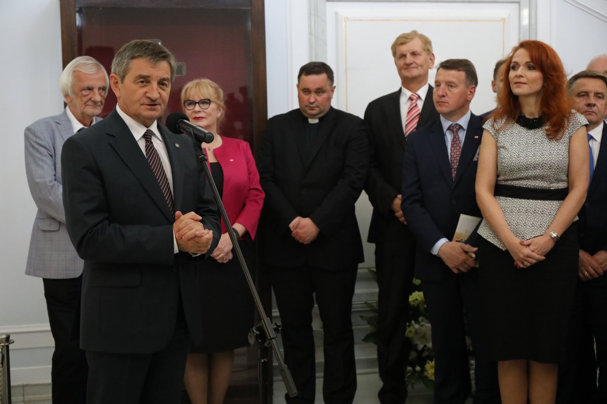 KancelariaSejmu's tweet photo. 2⃣0⃣-lecie wizyty w Parlamencie Jana Pawła II. Inauguracja wystawy z udziałem Marszałka i Wicemarszałków #Sejm
👉https://t.co/H10mhbQslt
#JanPawełII #JanPaweł2 #JPII #JP2 https://t.co/fxNpnmB9sT
