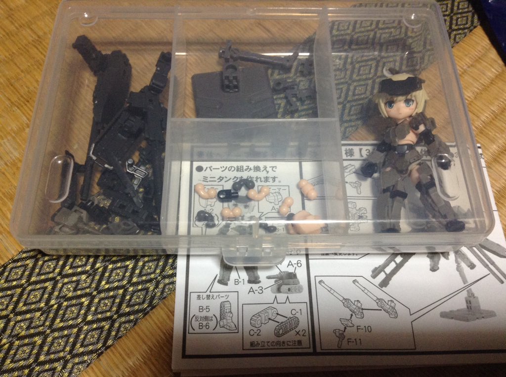 ジストリアス ダイソーで見つけた セクションケースno 1 がデスクトップアーミーの収納にピッタリだったのでご紹介 仕切り分けされてて差し替えパーツ諸々を格納できるのはもちろん 紙箱にそのままスッと入り蓋まで閉まるフィット感が最強 武装パーツ