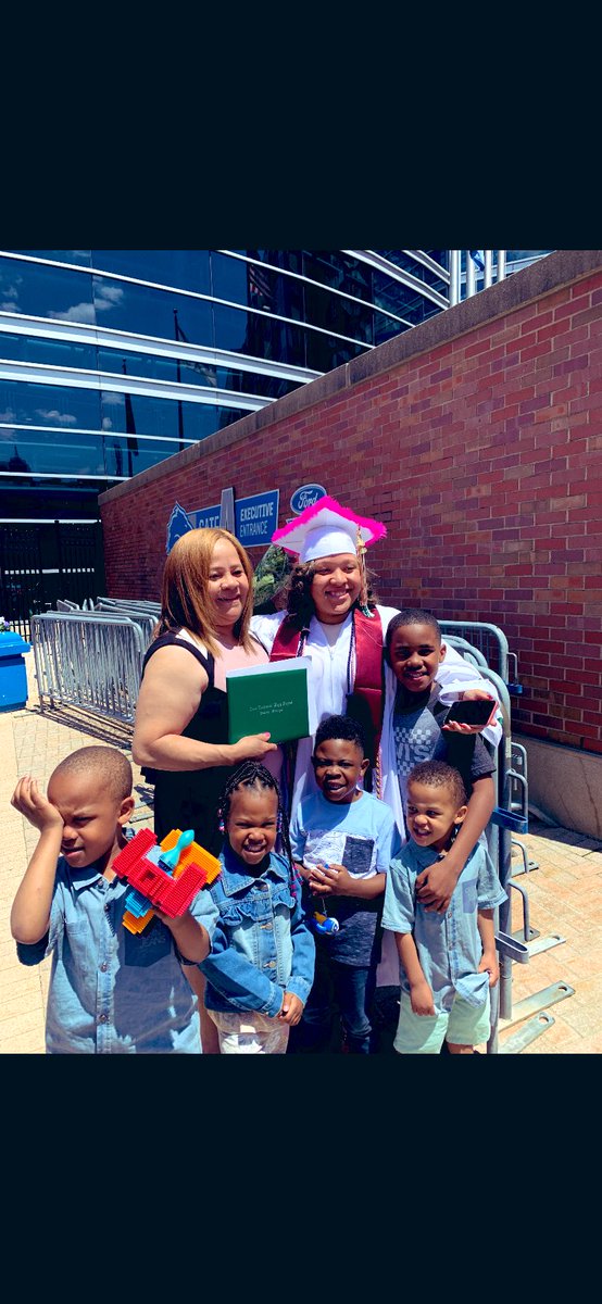 jaealexissss's tweet photo. There’s two types of people in this world, those who graduated from CT and those who wish they did💚Thank God I made it🙌🏼 #2k19 #CTalum https://t.co/hvPipZXhNx