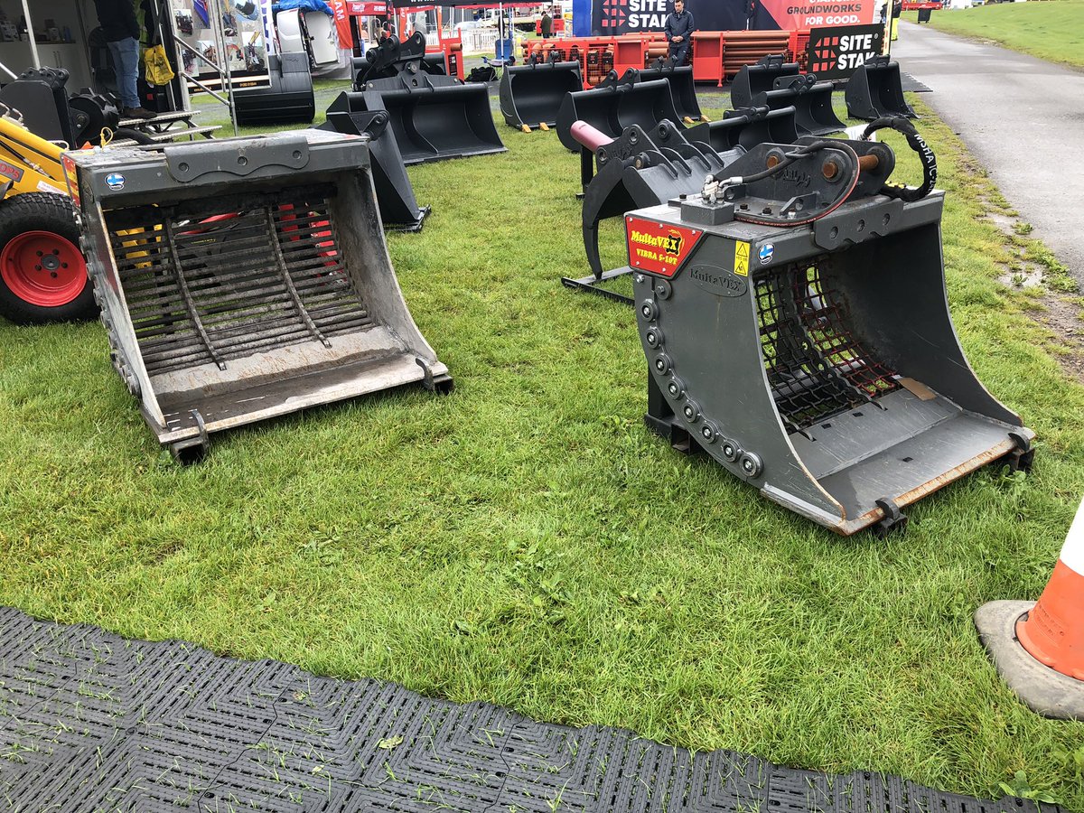 Abiljo_buckets's tweet photo. Good busy day here @Plantworx2019 nice to see the rain holding off come and see us on stand MA12 #plantworx #knikmops #miniloader #screeningbucket #multavex #excavatorbuckets https://t.co/9T4GpiVari