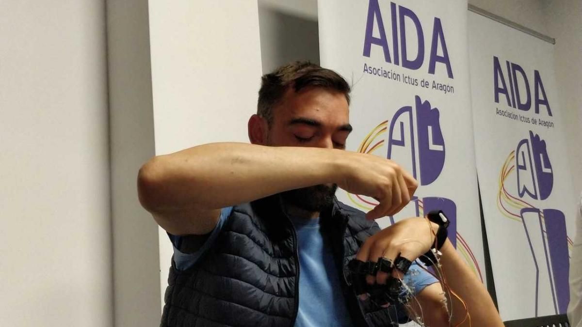 RealideaES's tweet photo. Alumnos de E.S.O. de @MercedariasZgz en Zaragoza, junto con la Asociación del Ictus de Aragón @ictusaragon, han desarrollado un guante robótico que sirve para que los pacientes realicen los ejercicios de rehabilitación de forma autónoma.
https://t.co/W40MpBEMVU https://t.co/4K8yyXHCCW