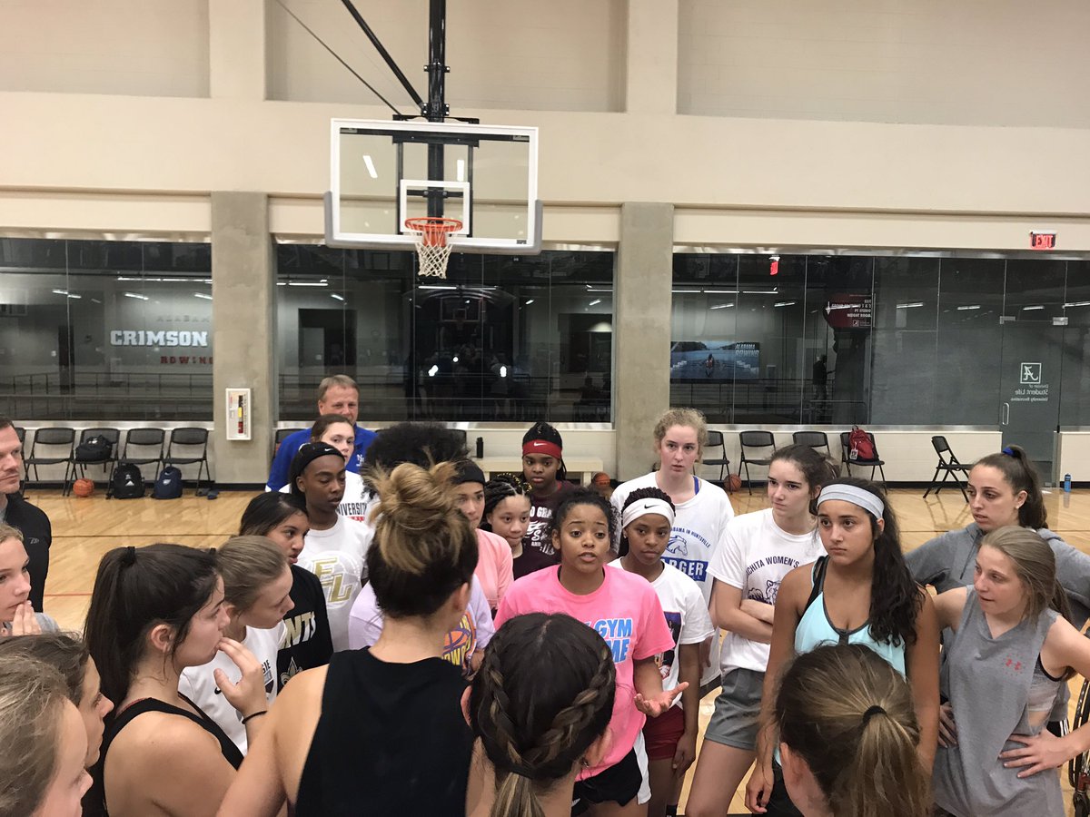 CoachSamAllen's tweet photo. Moments like these are some of the best of our @PGCbasketball weeks.
De-briefing, athlete-led, sometimes coach-guided huddles.
Discussing things done well & specific areas that can be improved.
#Fastbreaks
#2vs1
#3vs2
#4vs3
#ThinkTheGame https://t.co/tpzVFehutl