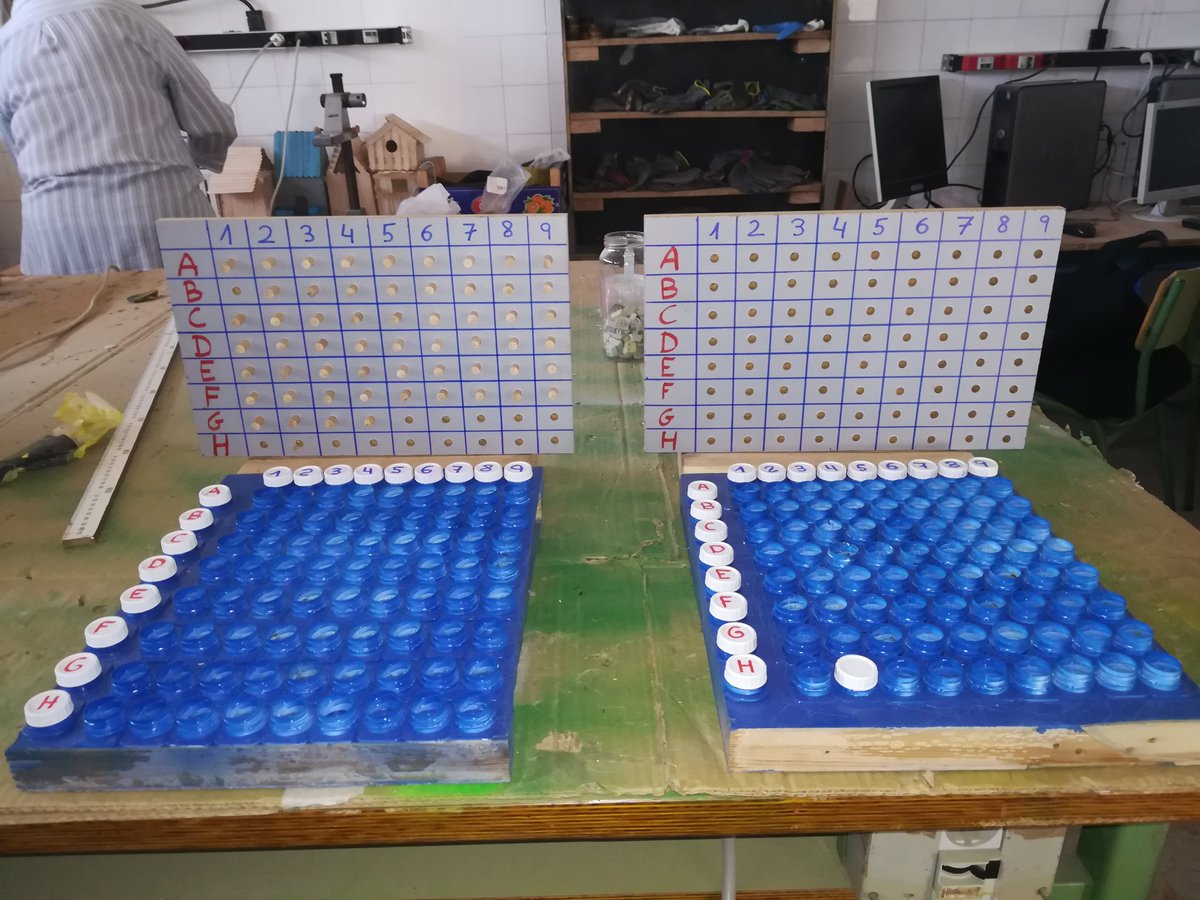 ies_jara's tweet photo. La patrulla verde del IES La Jara da los últimos retoques a sus juegos de mesa para celebrar el próximo 19 de junio un día de convivencia con el CEIP Mª Moreno. https://t.co/lYbJ3W6SKd