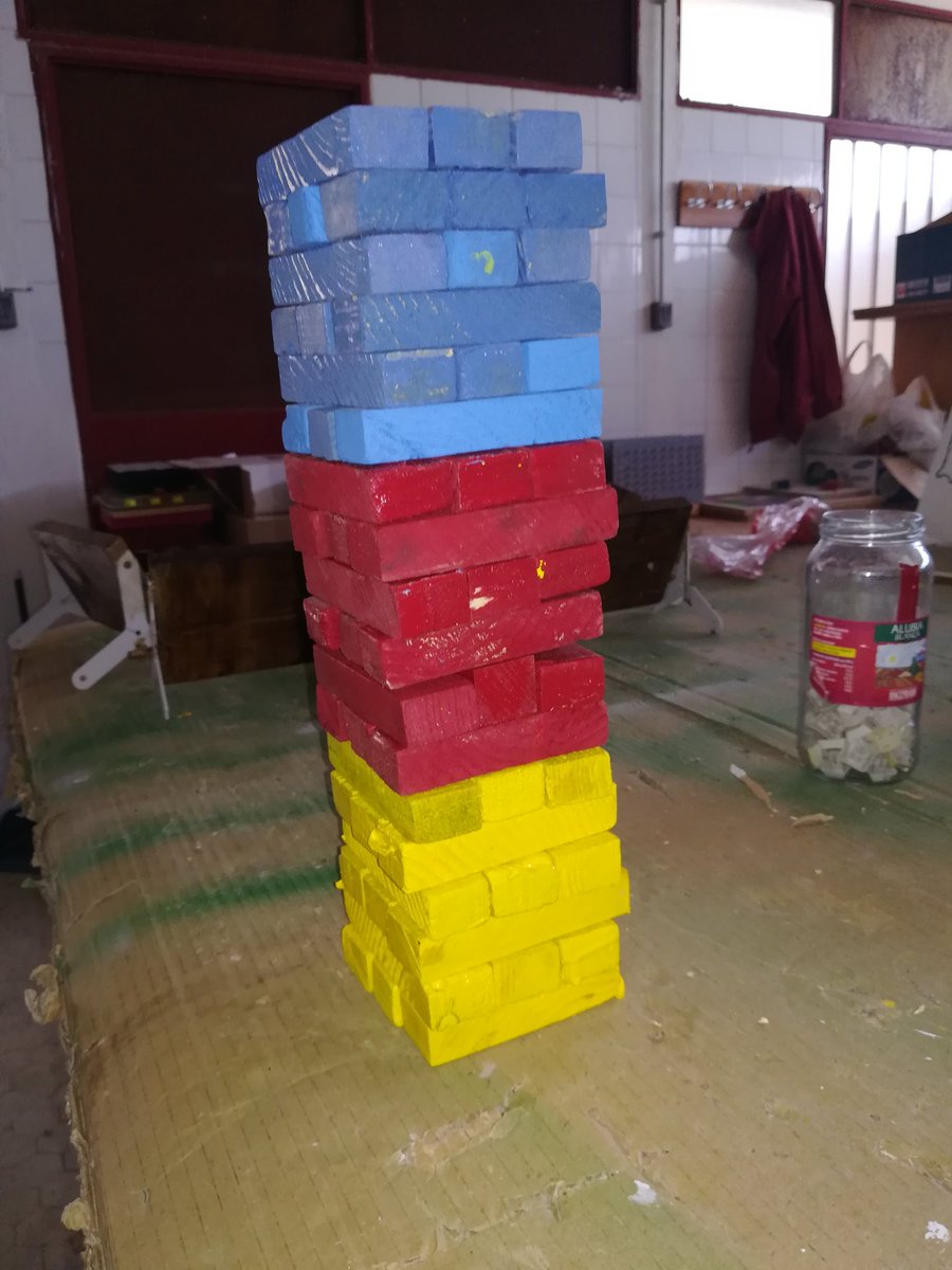 ies_jara's tweet photo. La patrulla verde del IES La Jara da los últimos retoques a sus juegos de mesa para celebrar el próximo 19 de junio un día de convivencia con el CEIP Mª Moreno. https://t.co/lYbJ3W6SKd