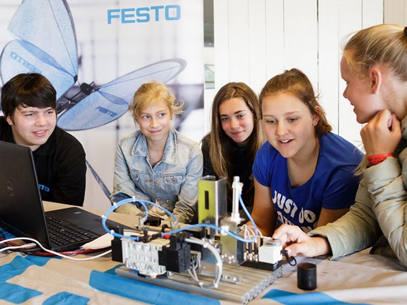 Luckily, we’re not the only company that thinks solving the staff shortage in the technology sector is important. In this video, the participants explain how they experienced Game On in last May:
youtube.com/watch?v=r1uVPH…