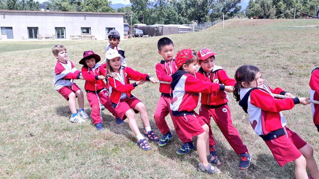 ImmaVedruna's tweet photo. Carreres de sacs, estirar la corda i altres jocs en equip emocionen i fan vibrar #intensament els nens i nenes del #CiclePetits al #Xaragall https://t.co/lEOLxgTF28