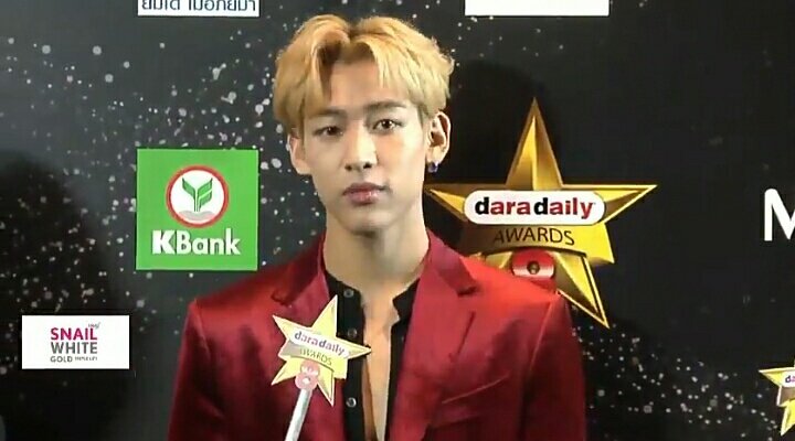 DOUBLE_I3's tweet photo. หล่อมากกกก และแหวกลึกมากเช่นกัน😂 #daradailyXBamBam #daradailyAwards8 #BamBam #GOT7 https://t.co/Etcjd0Uq2p