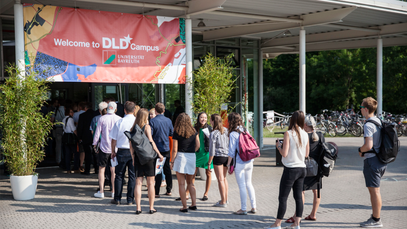 burda_news's tweet photo. Am 27. Juni bringt @DLDConference -Gründerin @steffidld Europas erfolgreichste Innovationskonferenz wieder in Regionen jenseits großer Städte. Der Ort des regionalen Konferenzformats #DLDCampus ist bereits zum dritten Mal die @unibt https://t.co/E4lIiKPQKl https://t.co/SSUuhUQcUy