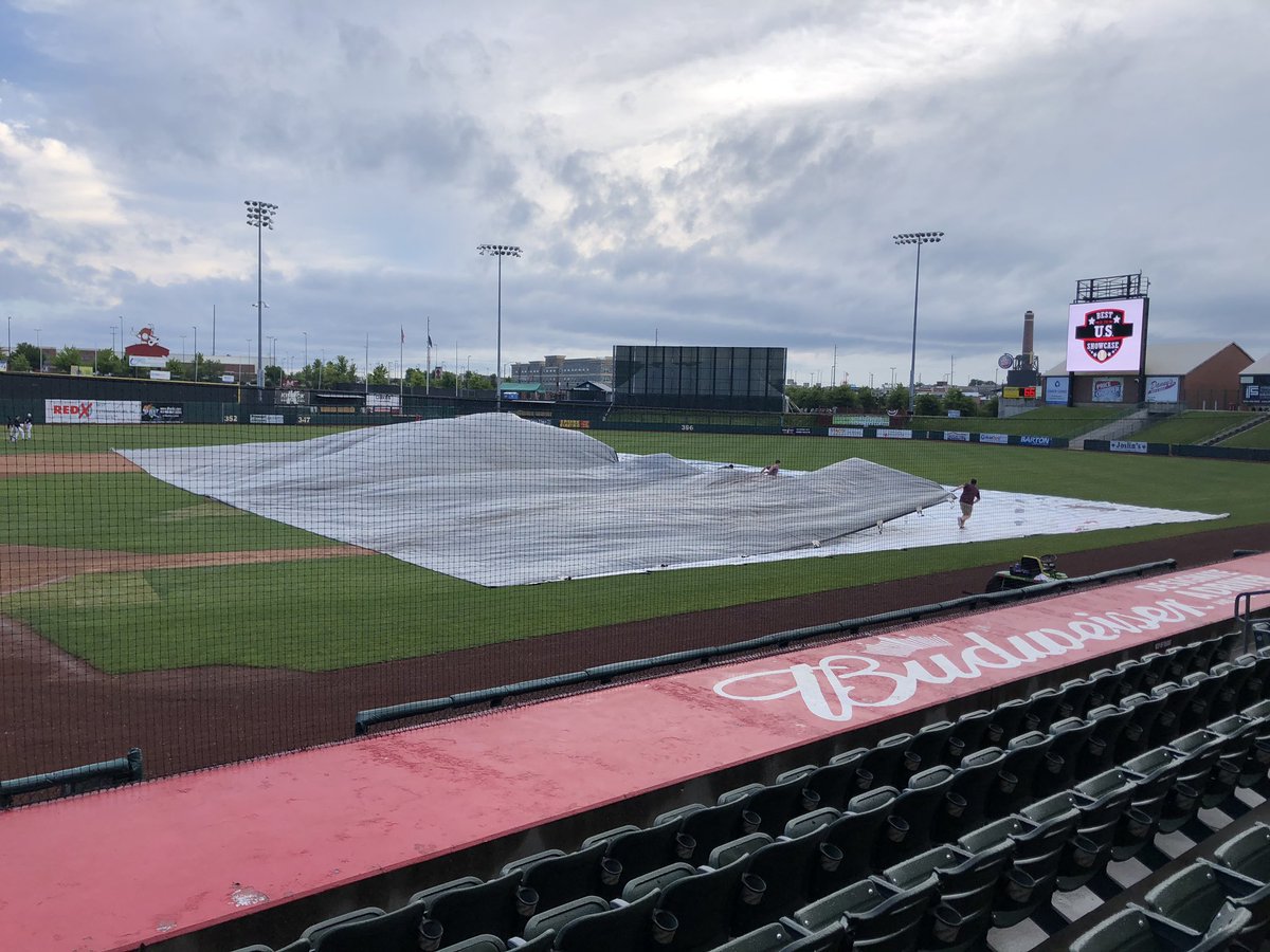 BUSShowcase's tweet image. TBones Groundscrew the best in the business. Tarped for us late last night and got the field ready. First game starting at 8:15am