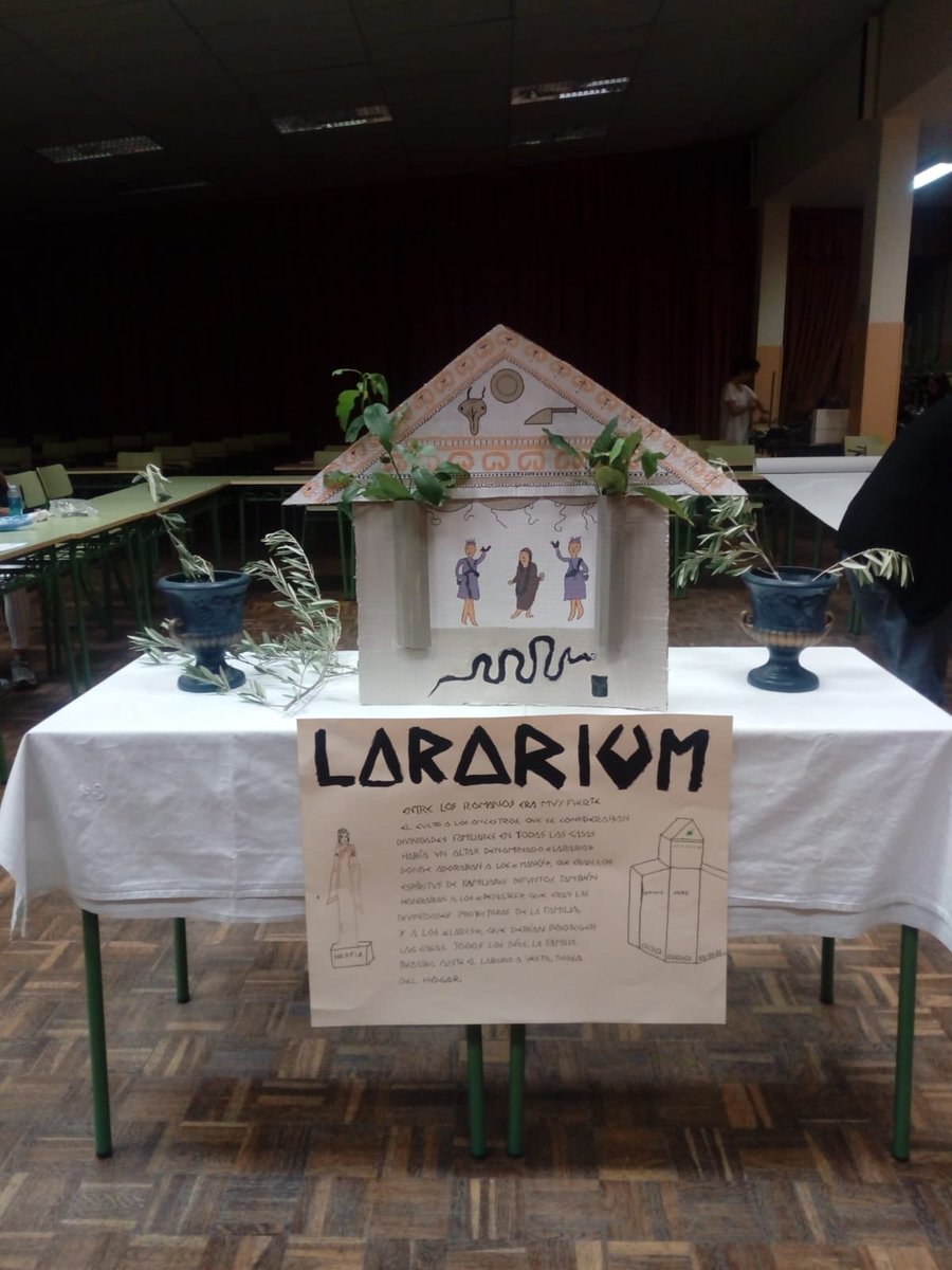 IesRojas's tweet photo. Menuda mañana de #culturaclásica. ¡¡Así nunca nos cansamos de ir al instituto!! #Roma en el @IesRojas Escultura, gastronomía... @educacyl @BiblioAranda @Diario_Ribera https://t.co/sG4g2pHoxx