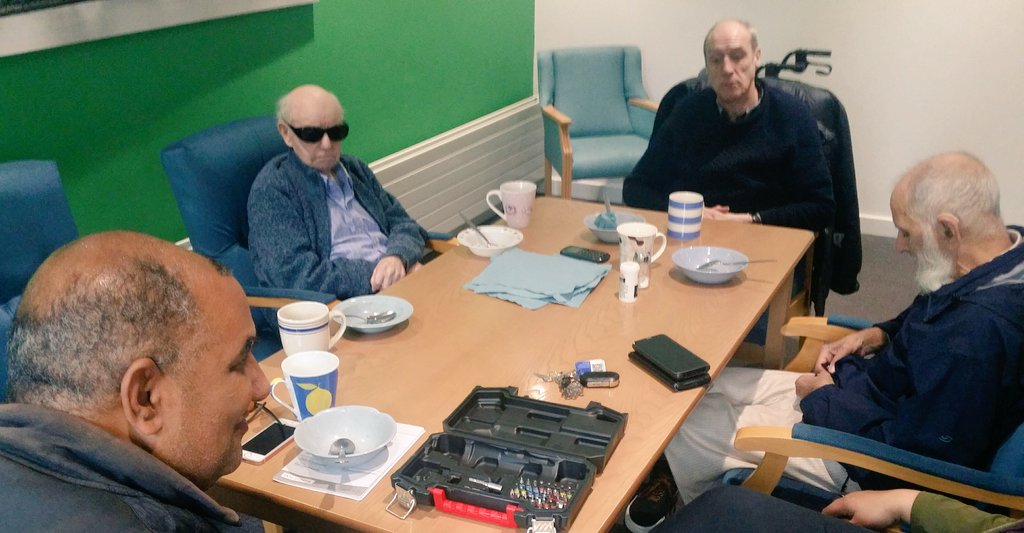 #SocialEating at Falinge Mews with the Older Men's Mixed BAME group. A touch of DIY after a delicious lunch. @HMRCircleCIC @RochdaleMind @OurRochdale @AfAgeing @TLC_Charity @rbhousing