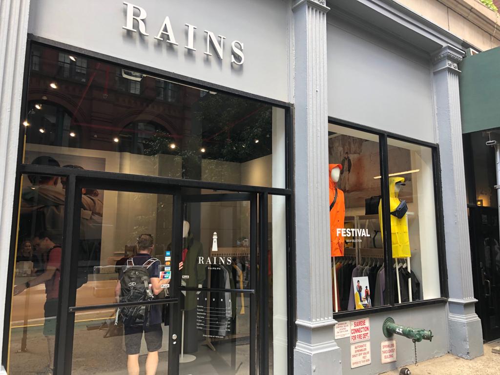 Beautifully clean product presentation in the #Rains showroom in #NYC – super simple fit-out but extremely effective #retaildesign #retailconcept #productdesign