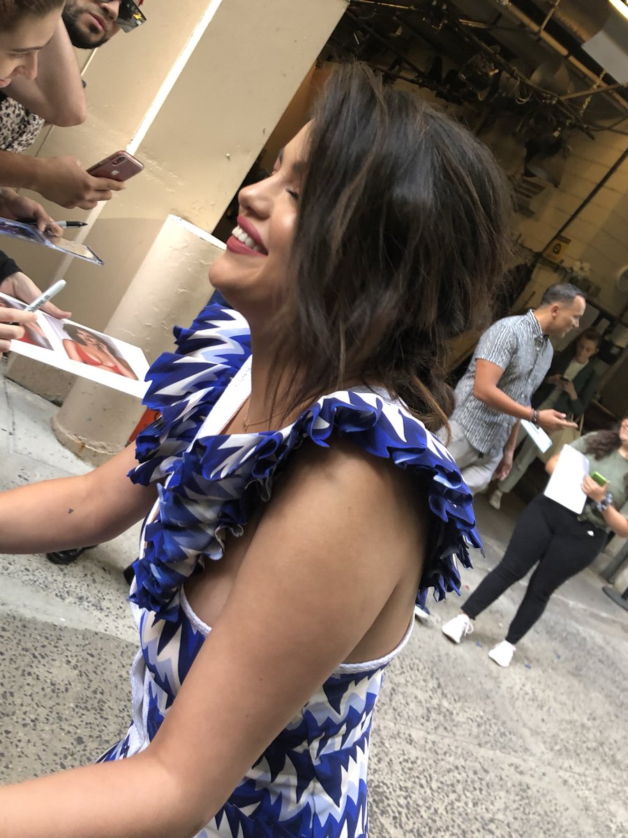 GomezSource's tweet photo. I met Selena 😭 https://t.co/QKFt8n85CF