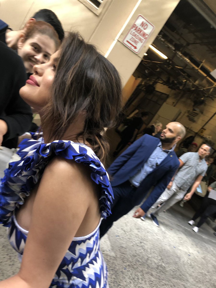 GomezSource's tweet photo. I met Selena 😭 https://t.co/QKFt8n85CF