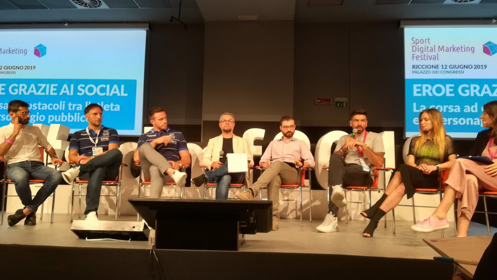 SDMfest's tweet photo. 🎙La corsa ad ostacoli tra l’atleta e il personaggio pubblico. 

🤟🏻L’atleta deve essere spontaneo e veicolo di valori positivi. E allo stesso tempo essere un eroe 🦸‍♂️ 

#sdmf2019 #personalbranding #digitalmarketing #socialmedia https://t.co/KS86bvgjjF