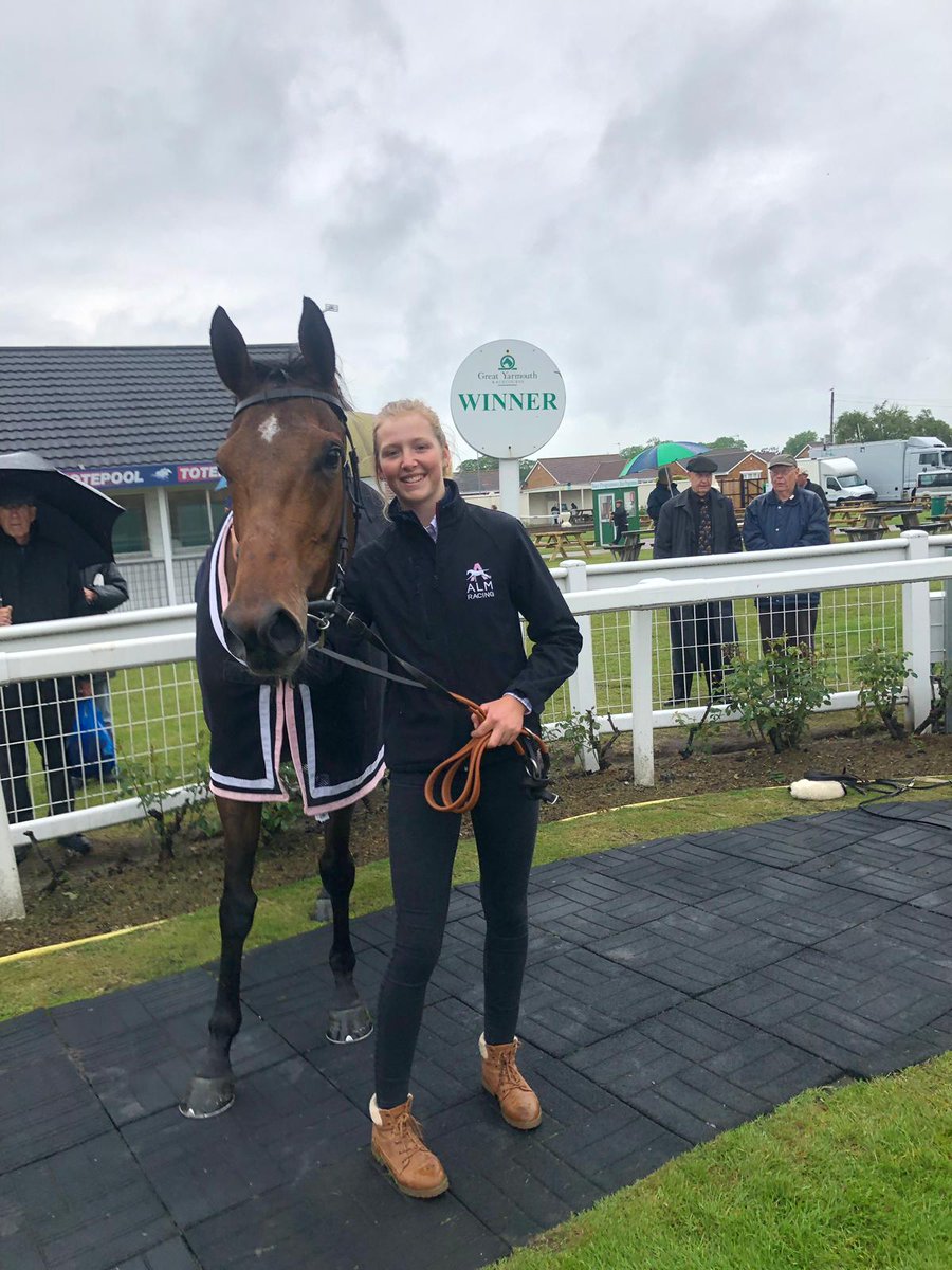 almracing's tweet photo. 🏆WINNER🏆Napping digs in deep for @Gabrielemalune @GTYarmouthRaces well done to Eclipse Sports Racing Club and all the team at home 🏇💨💨 https://t.co/Ogsqz3BaPa