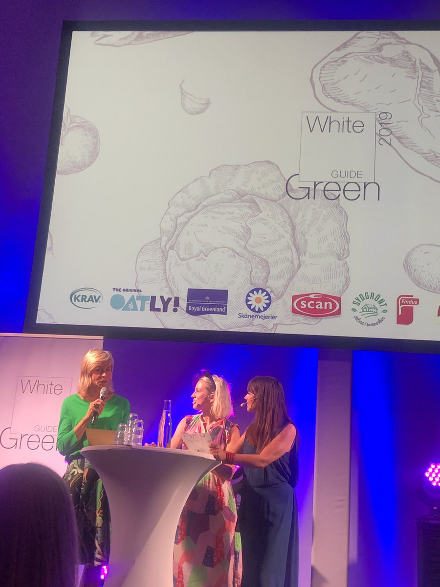 NordicOrganic's tweet photo. ”Det är alldeles för lätt att göra fel. Måste bli lättare att göra rätt”. säger @KonigLouise när hon på ett inspirerade sätt utmanar sveriges hållbaraste butiker under White guide green-galan. ”Var inte rädda att inte prata pris”. #whiteguidegreen https://t.co/Q5yf7DmjaZ