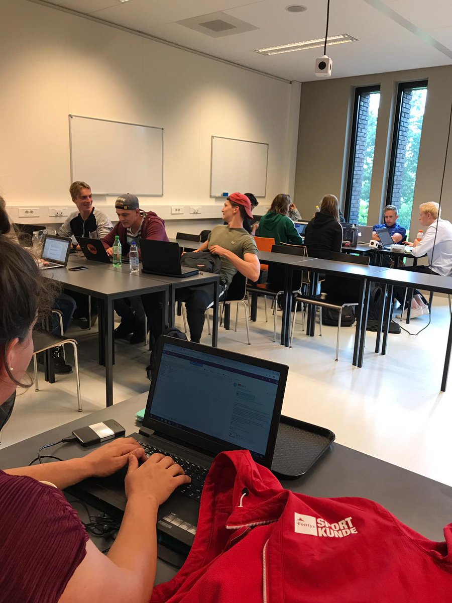 MaudyG's tweet photo. Studenten @Sporthogeschool treffen o.l.v. tutor de laatste voorbereidingen voor de Bredase Beweegweek! #dekrachtvanpartnerships @kuipers_joan @TeamBredaSport @SportpleinBreda https://t.co/HBcDFRMPl3