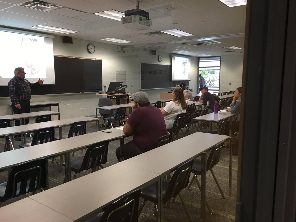 alissabigelow's tweet photo. #EdTechDays2019 day 2 is off to a great start with Experiential Learning using VR, Infographics &amp; Podcasting!! We even have the most fabulous attire choices to compliment one of the sessions!!! Do you know which one?? @Georgian_CTL https://t.co/bNOVxmzoI6