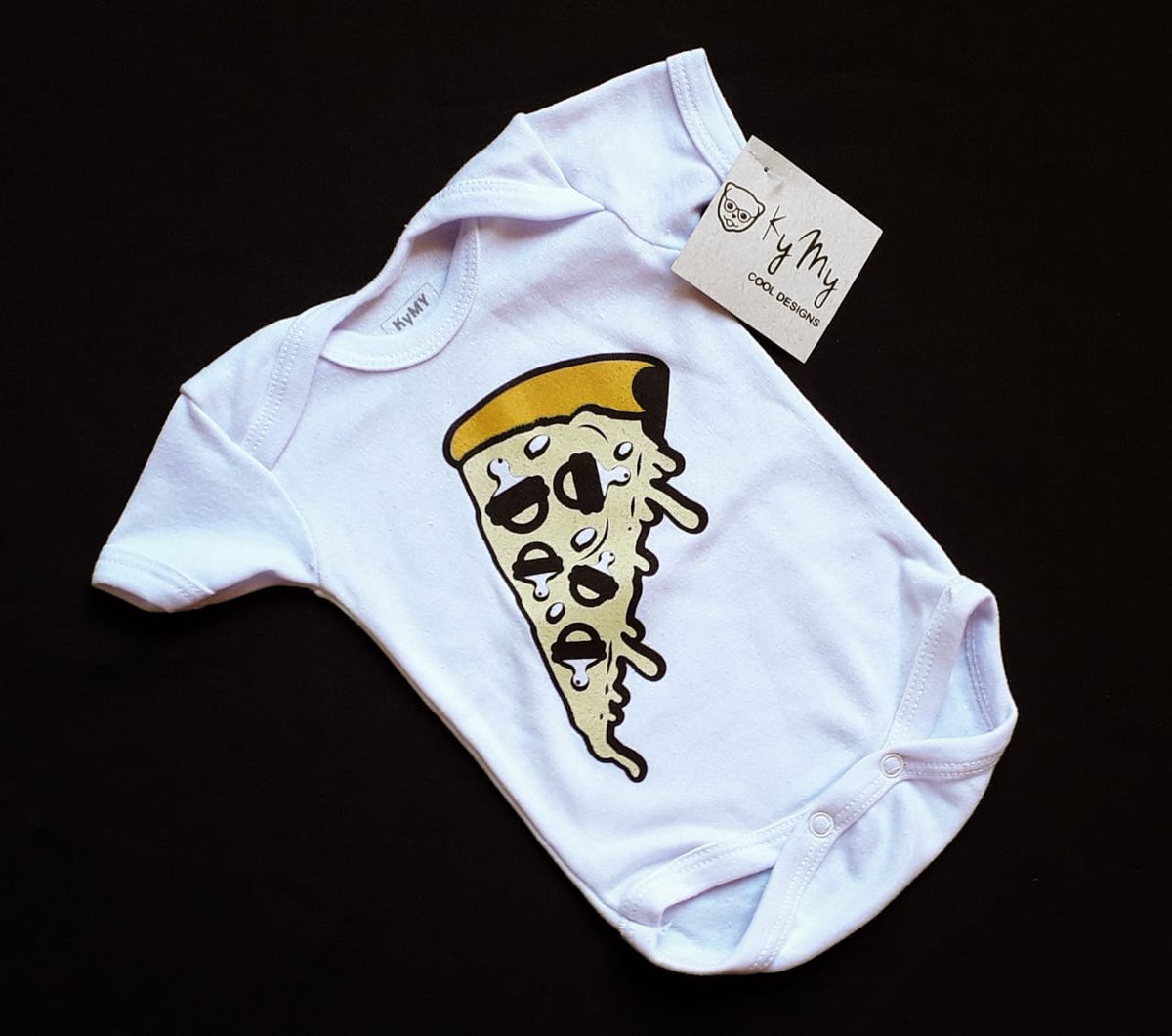 KymyCool's tweet photo. ¡Mamá! Queremos una rebanada de la deliciosa #PacifierPizza. La pizza de chupón

https://t.co/yqKqiecmfg <<----- Ver Más

#kymycooldesigns #thepacifierpizza #babyandsnack #pañaleros #baby #babyshower #babygift #babyclothing #bebés #picoftheday📷 #babyfashion #maternidad #newborn https://t.co/5yOLLlJpSc
