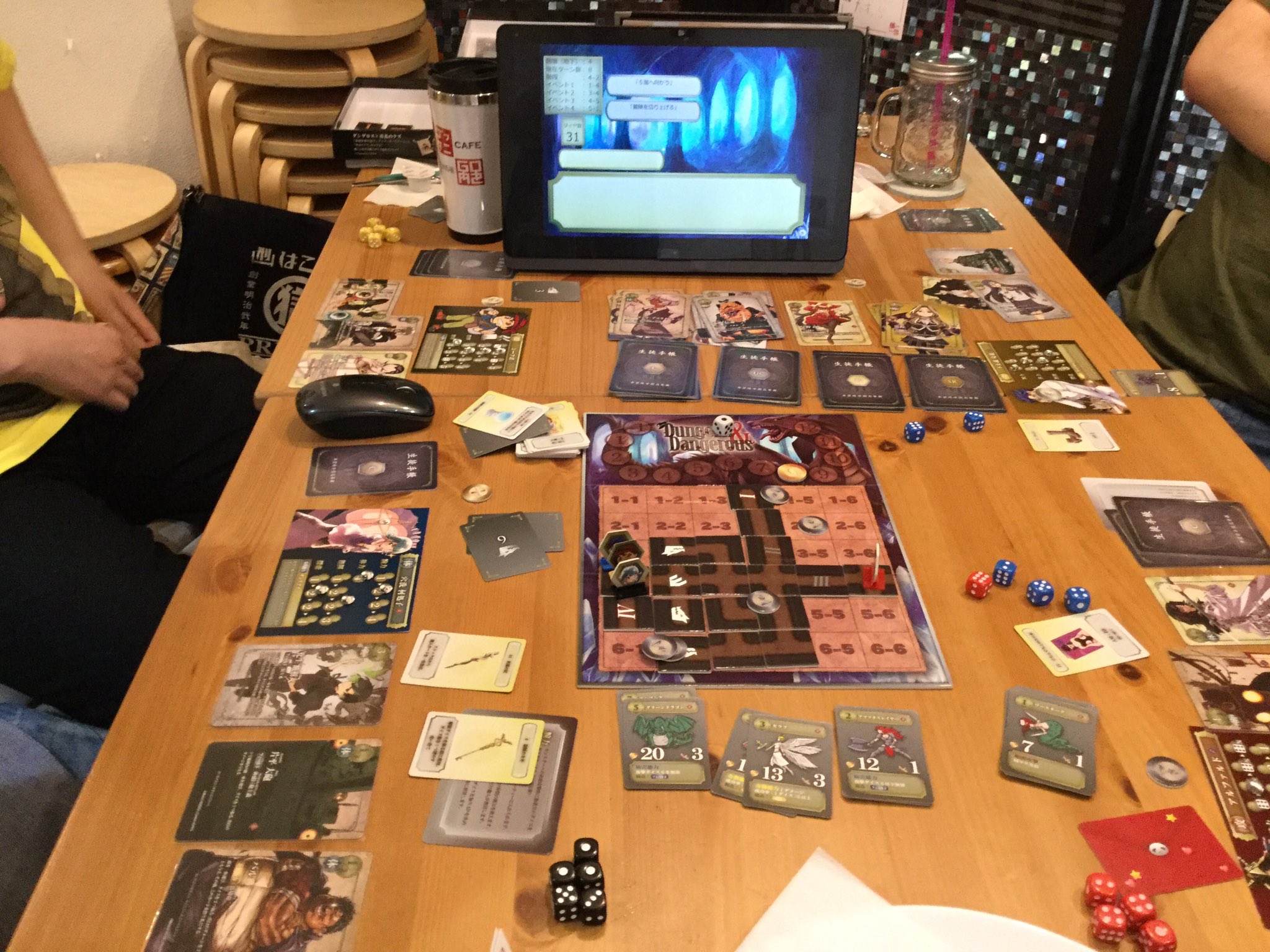 Gotta2 Cafe ゴッタニカフェ ボドゲカフェ ボードゲームカフェ 高田馬場 西早稲田 ゲームマーケット19春で発売された ダンゲロス シリーズの最新作 ダンジョン ダンゲロス がプレイされています アプリと連動したシナリオ進行が面白そう