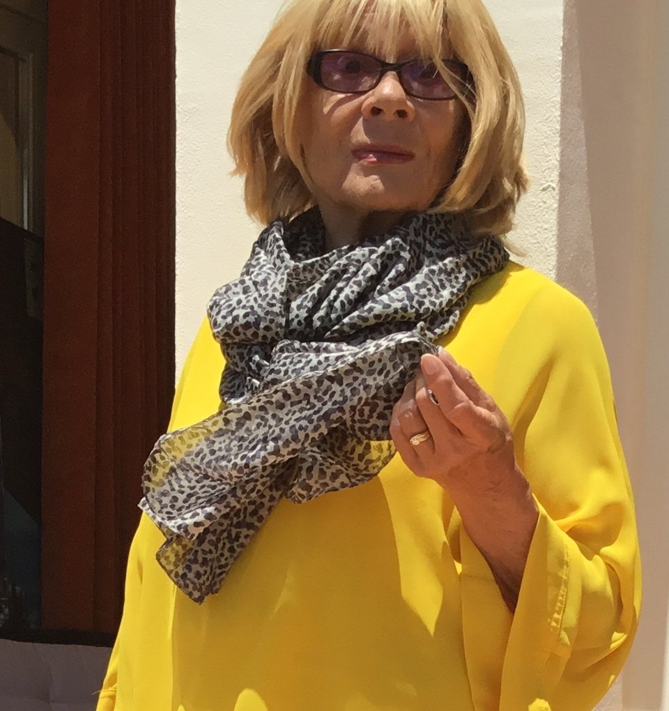 If you love a colour, but it doesn´t suit, add a scarf that does! #50plusstyle#ageisjustanumber#over60fashion#dresseswithsleeves
#itsnevertoolate 
To buy "It’s Never Too Late to Look" Great at an exclusive price of £6.60, go to troubador.co.uk/bookshop and enter code STYLE!