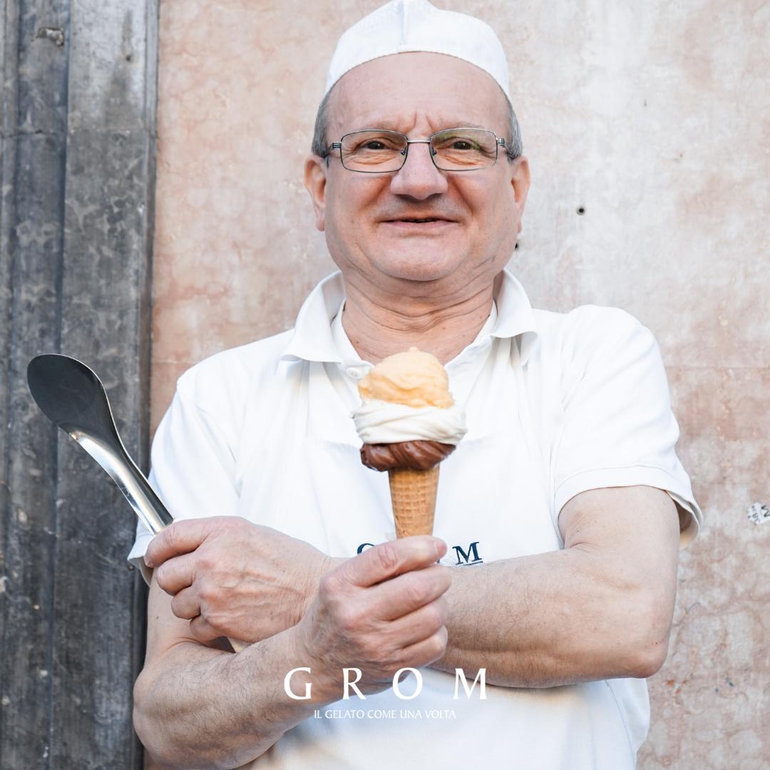 Grom_gelato's tweet photo. Nella foto Luciano. Con grembiule e paletta di ordinanza. 
Dal 2005 manteca il gelato e fa coni nel nostro primo negozio di Piazza Paleocapa a Torino. Non gli piace essere fotografato, ma sa consigliarvi almeno cinque modi diversi di abbinare il pistacchio. 
#gromgelato https://t.co/1gz8jH2s2p