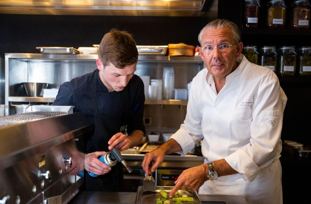 atvbe's tweet photo. Sterrenchef Peter Goossens deelt expertise met koks van Dim Dining. #atvbe #DimDining @eten @DimDining #Antwerpen #Gastronomie
https://t.co/ThbGz0h0bP https://t.co/3yu0h7OxLw