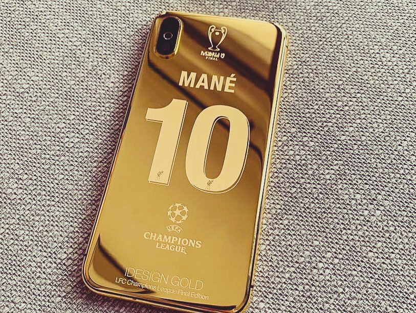Sporf's tweet photo. 📲 Each @LFC player has received a customised 24k gold plated @Apple iPhone X after winning the @ChampionsLeague.

✒️  27 players &amp; Jurgen Klopp will receive a phone, which is personalised with their name and squad number.

💰 Each iPhone is worth over £3,500.

📝 IG/idesigngold https://t.co/RWBjkOG3Gi