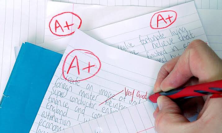 teacherasleader's tweet photo. Two things I would ditch in schools

1️⃣ Letter grading as assessment feedback 
2️⃣ Use of red pen written over Ss work https://t.co/ovuAJxnf5g