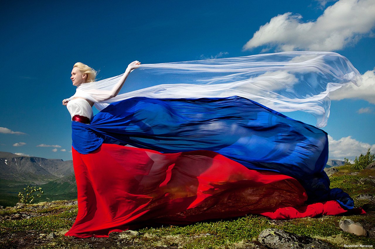 семьей необычные фото с флагом россии центре