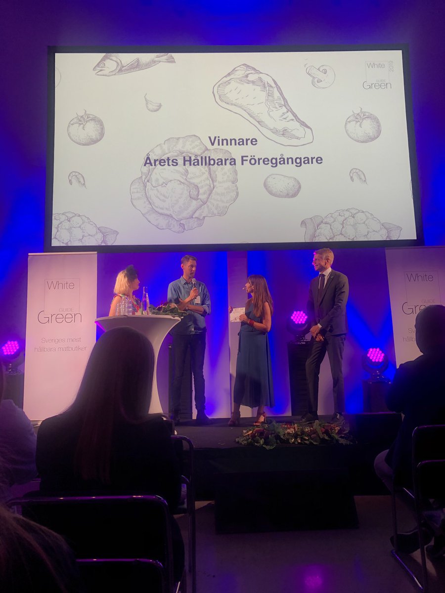 NordicOrganic's tweet photo. Vinnare Årets hållbara föregångare 2019 Kajsa Warg Vasastan med motiveringen att de
”Skapat en butik där relationen är i fokus”
”Vi måste alla prata om matens rätta pris!” säger ägaren Johan. #whiteguidegreen @KRAVmedia https://t.co/M5K6RTYT67