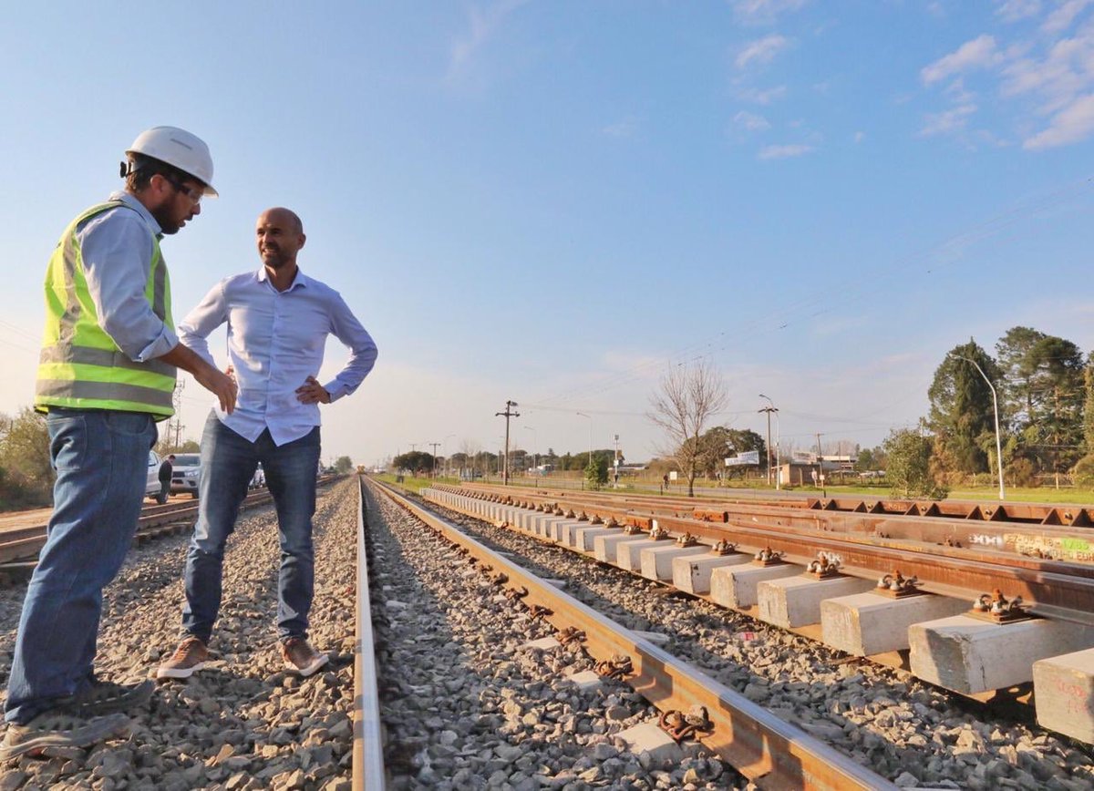 Guillodietrich's tweet photo. En Sauce Viejo viendo el avance en la renovación de vías para los trenes de carga. Estas obras forman parte de los 700 km de vías que ya terminamos, los 500 que tenemos en obra y los 80 que estamos por empezar. Así nuestra producción llega más rápido a destino y con menos costos. https://t.co/613Najqx6H