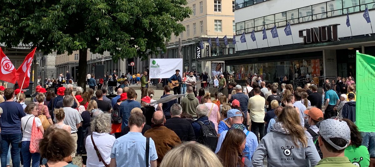 Jan Erik Kjerpeseth (@kjerpesethspv) on Twitter photo Vi er de første som merker klimaendringene, og de siste som kan gjøre noe med de. 🌿
Det forplikter! #klimastreik med @sparebankenvest <a href="/sundlands/">siren sundland</a> Vi er de første som merker klimaendringene, og de siste som kan gjøre noe med de. 🌿
Det forplikter! #klimastreik med @sparebankenvest <a href="/sundlands/">siren sundland</a>