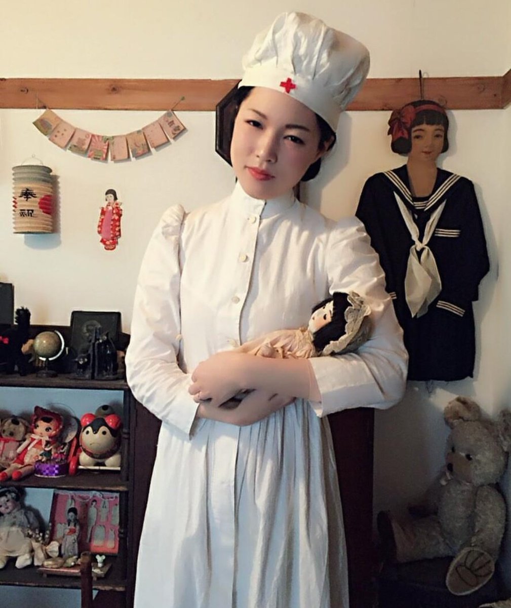1930sclothing's tweet image. もしかして昔の看護婦姿流行る？昔すピ子ちゃんに借りて着せてもらった看護衣の画像(ガンガン修正)引っ張り出してみた💦部屋もすピ子ちゃん
昭和初期に建てられたシェアハウスに昔のものが好きな女性がたまたま集まって暮らしてたよ
※今は私は引っ越してます