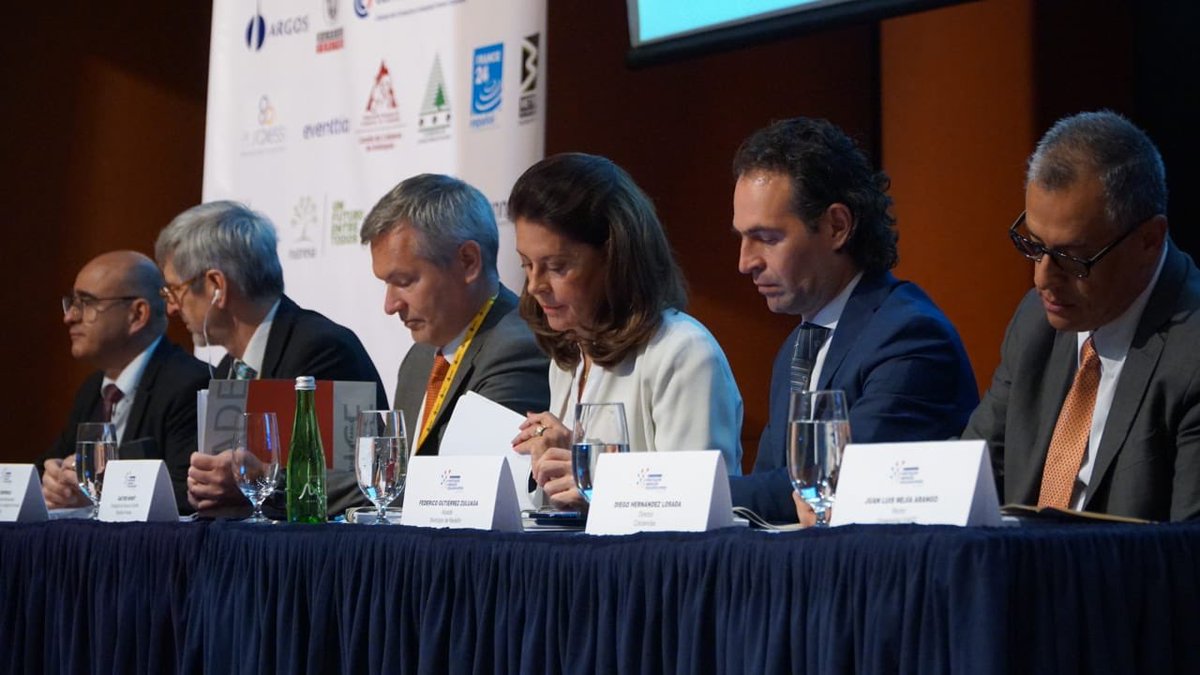 DiegoHdezLosada's tweet photo. La #cumbrecolombofrancesa es un espacio que permite fortalecer la articulación a nivel bilateral a través del intercambio de experiencias y el aprendizaje conjunto Francia -Colombia. https://t.co/tRfC83jBN9