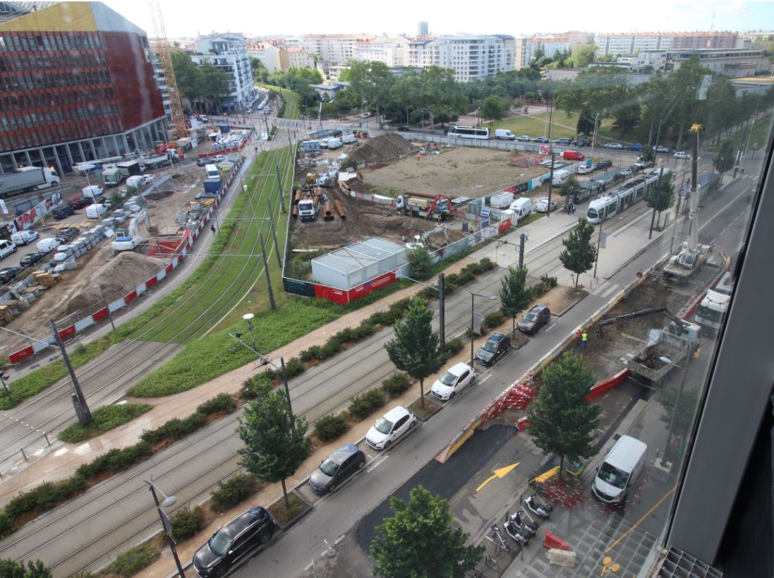 ChauffUrbainCM's tweet photo. [#TRAVAUX]Les travaux de fonçage pour la pose de tubes du @ChauffUrbainCM sous le Rhône Express place Nelson Mandela commencent! @dalkia @LyonPartDieu #RéseauDeChaleur https://t.co/C2nmryKV5y