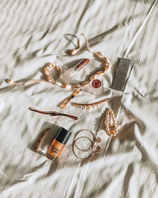 damselindesert's tweet photo. Holiday essentials 🐚 https://t.co/Bkhud4zD0h https://t.co/Slm3H3jb5s