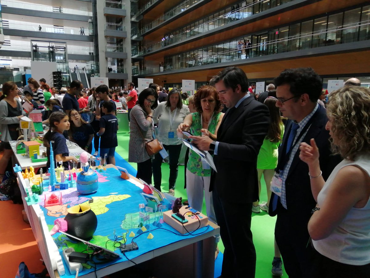 ahsaeddatsur's tweet photo. Enseñando nuestro #Retoviaje en #RetoTech a @sanz_ismael @cgmugica #AulasHospitalarias #aprendemoshaciendo https://t.co/xbhtaGgZdO