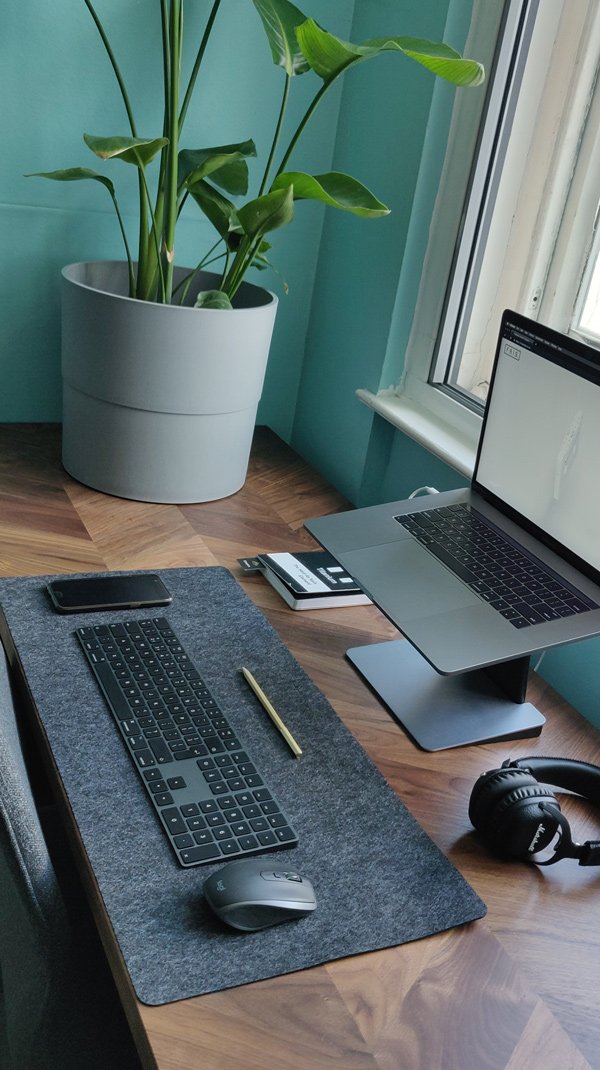 FrisDesign's tweet photo. New desk setup #desksetup #manchesterdesign #manchesterfreelance #minimalist #minimalisthome #minimalisthomedecor #minimalistdesk #minimaldesk #minimalistdesksetup #minimalistdecoration #officespace #studiospace #cooldesk #interiordesign #studio #designerstudio #bananaplant #IKEA https://t.co/sXH2O4P7mx