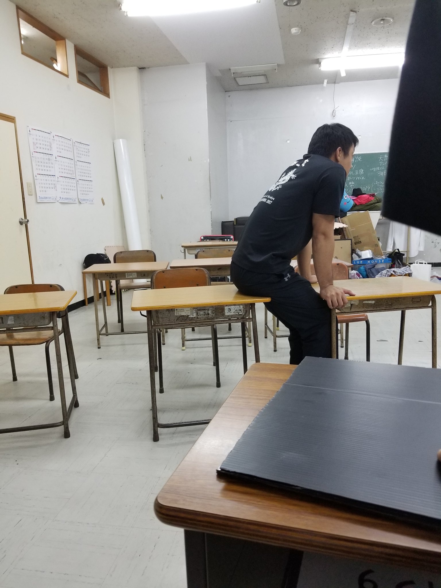 大田 享 教卓なめの机と椅子 本物はテンション上がるねー T Co Hwicseiboc Twitter