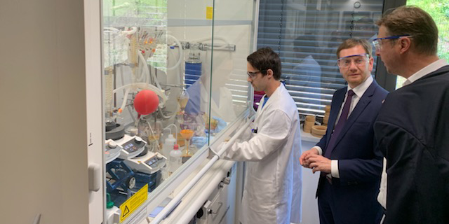 MPKretschmer's tweet photo. Die Investitionen von #Novaled sind ein klares Bekenntnis zum Innovationsstandort #Sachsen. Zwei Jahre nach der Grundsteinlegung wird nun der neue Firmensitz eingeweiht. Hier trifft technisches Know-How auf innovative Produkte der Elektronik. (SK) #unterwegsfürsachsen https://t.co/6qnCARCL99