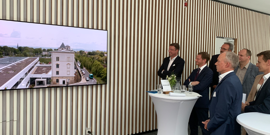 MPKretschmer's tweet photo. Die Investitionen von #Novaled sind ein klares Bekenntnis zum Innovationsstandort #Sachsen. Zwei Jahre nach der Grundsteinlegung wird nun der neue Firmensitz eingeweiht. Hier trifft technisches Know-How auf innovative Produkte der Elektronik. (SK) #unterwegsfürsachsen https://t.co/6qnCARCL99