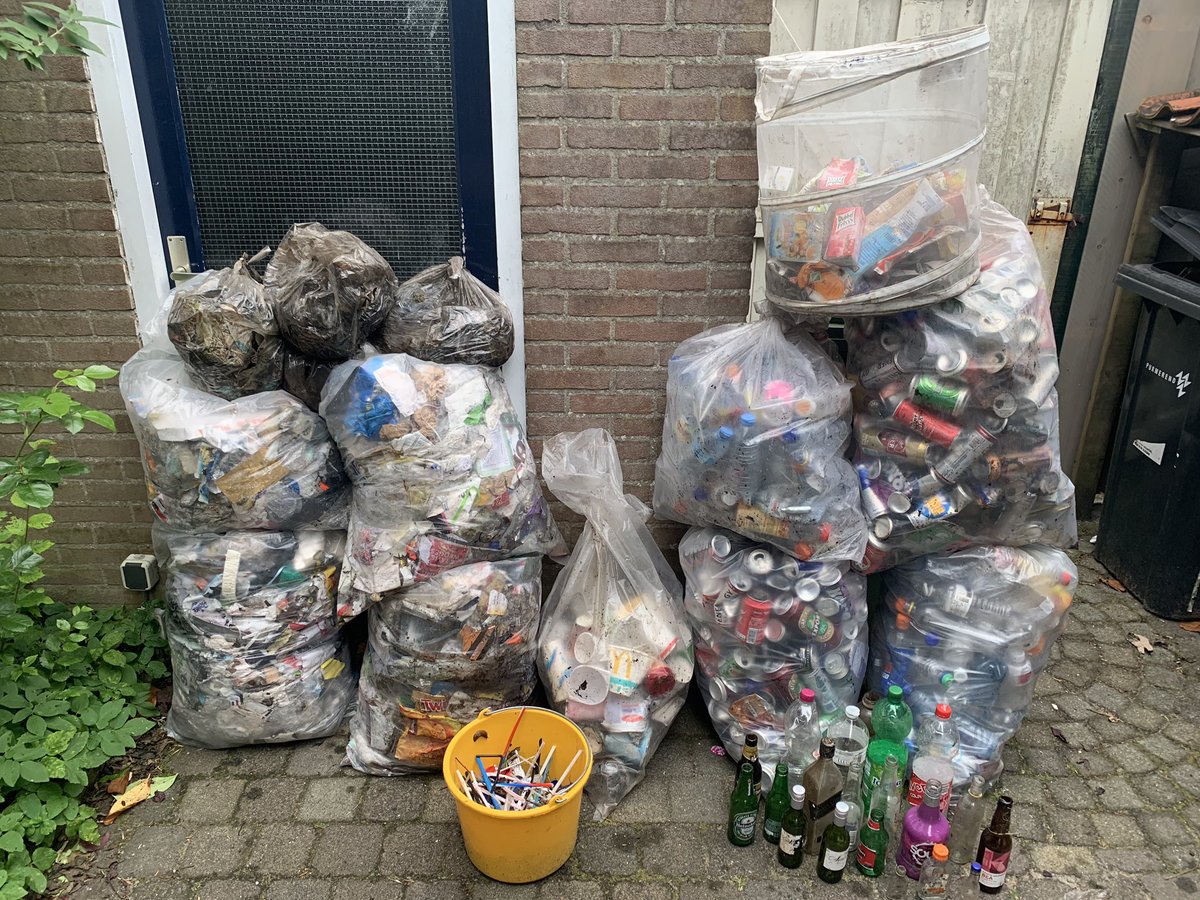 zwerfinator's tweet image. Zwerfafval in verhouding. De buit van 22 km #zwerfie-onderzoek. Links de verpakkingen en ander eenmalig spul, in het midden de bekers en rechts de drankverpakkingen. En in dat gele emmertje zit het spul dat de EU gaat verbieden.