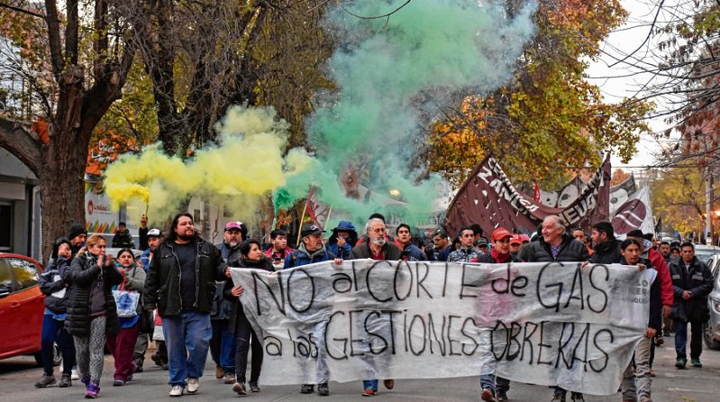 Red__Accion's tweet photo. #Neuquén: obreros, obreras y estudiantes movilizan al pre coloquio de #IDEA para que "no corten el gas" https://t.co/egNG9xmVxE #NeuquenProvincia #PrecoloquioIDEA #VacaMuerta #YPF ¿#LaMejorProvincia ? https://t.co/23YFGBavl4