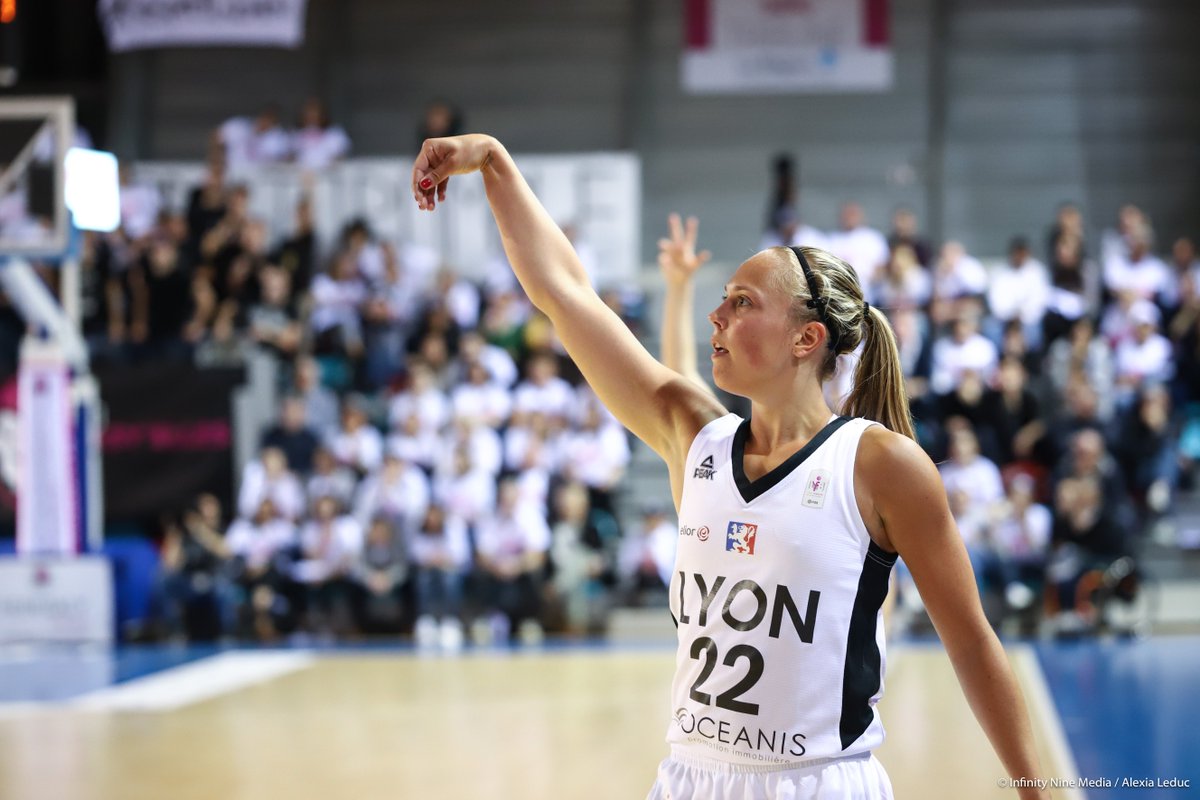 ASVEL_Feminin's tweet photo. 🖤 JULIE 
@JulieAllemand a rejoint cette semaine @TheBelgianCats pour la préparation de l'Euro 2019. Elle a réalisé une nouvelle saison lyonnaise exceptionnelle, couronnée par une place dans le cinq majeur @basketlfb et un titre de championne de France 🤩
#ASVElles #Kobe https://t.co/H3MLu3xf4c